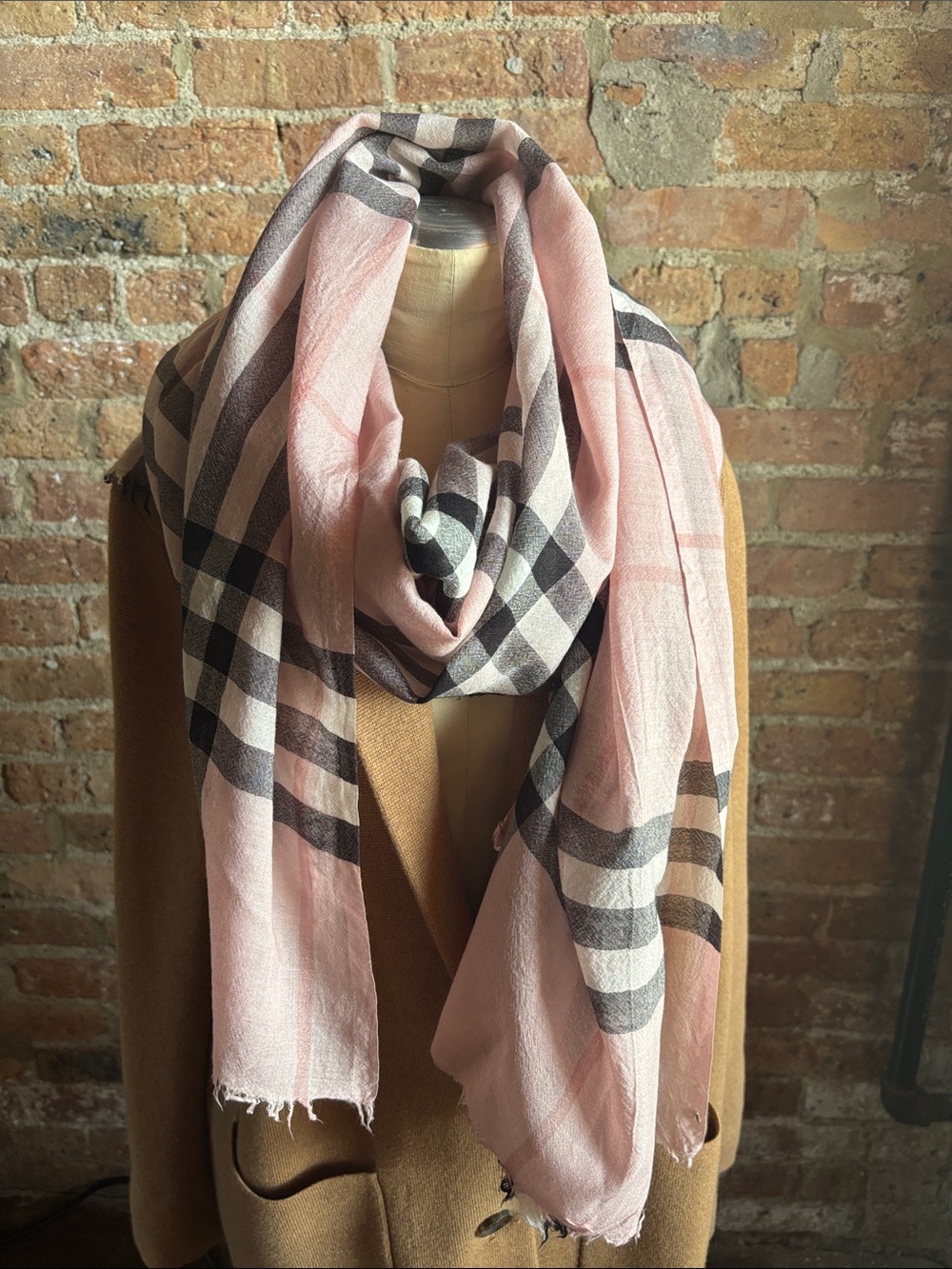 BURBERRY Pink Plaid Women's Scarf - Lightweight Checked Wrap. - Picture 6 of 7
